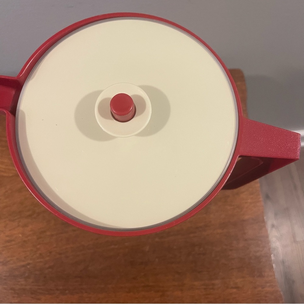 Tupperware Gallon Pitcher With Lid - Picture 6 of 10
